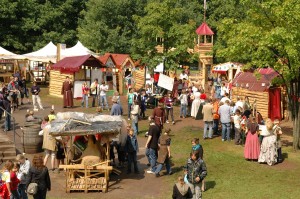 Der Marktplatz der Kinderstadt mit Lehmofen