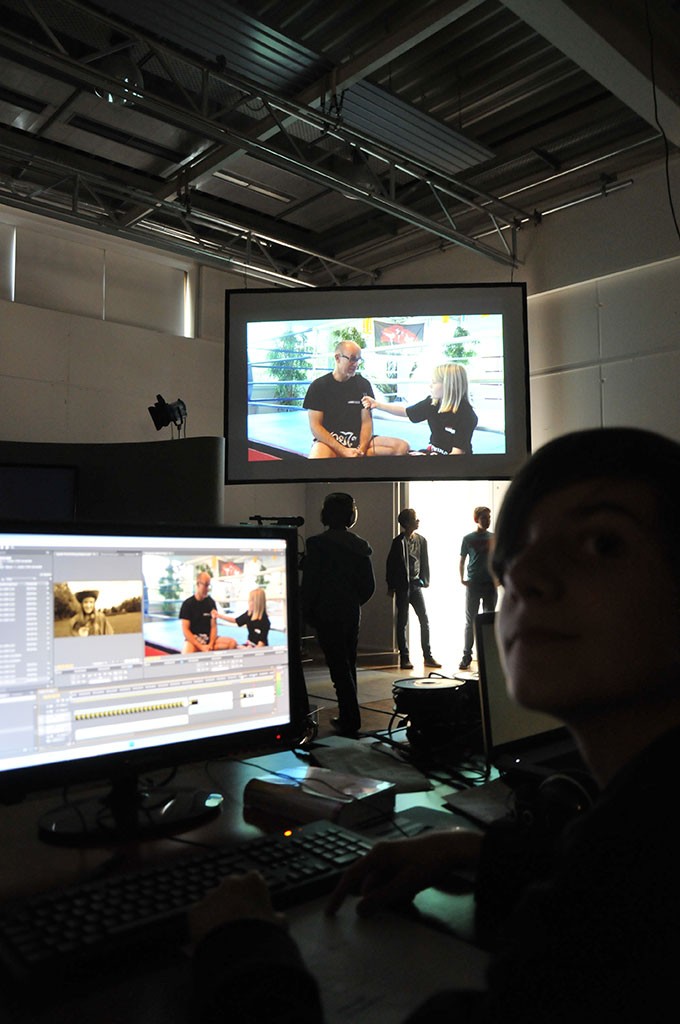 Akki-Tv-Studio. 2 Bildschirme.