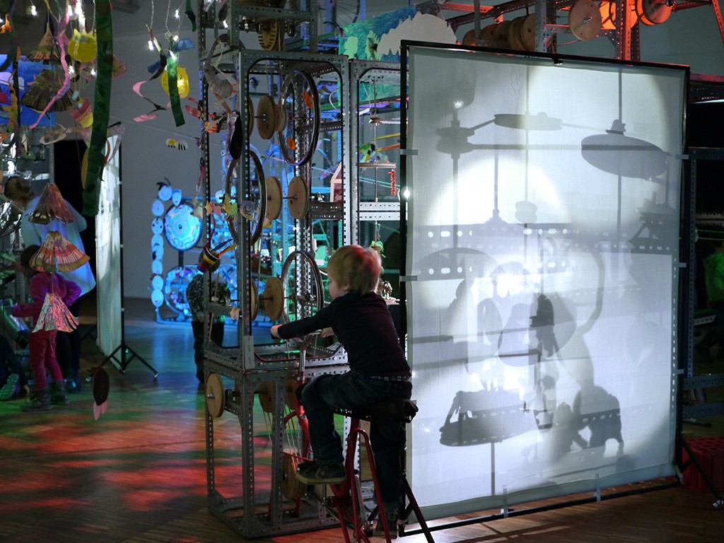 Mitmach-Maschine, Schattenwand