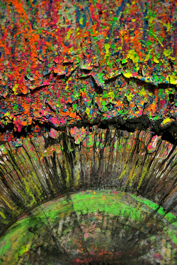 Objekt in der Lichtmaschinerie Mitmach-Ausstellung: Farbverkrustetes Element aus der Malmaschine