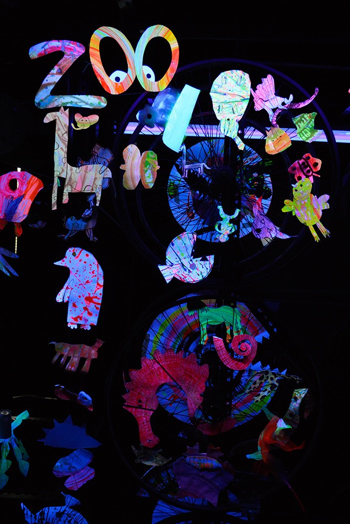 Objekt in der Lichtmaschinerie Mitmach-Ausstellung: fluoreszierende Papierkunst von Kindern