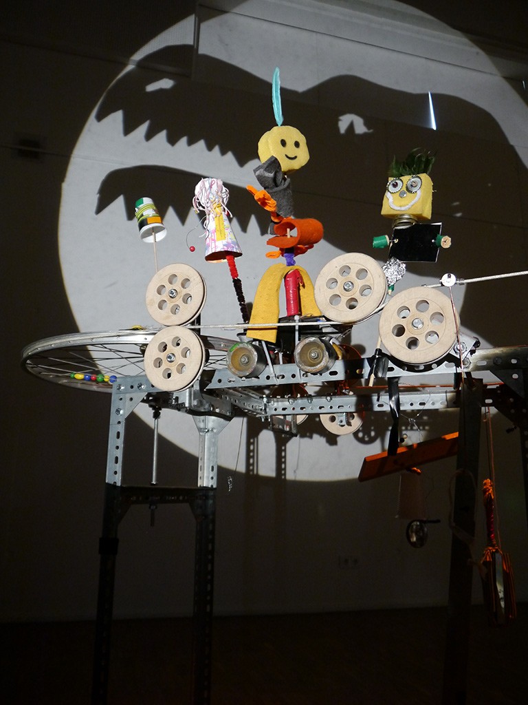 Objekt in der Lichtmaschinerie Mitmach-Ausstellung: beleuchtete Konstruktion mit Dinosaurier-Schattenriss