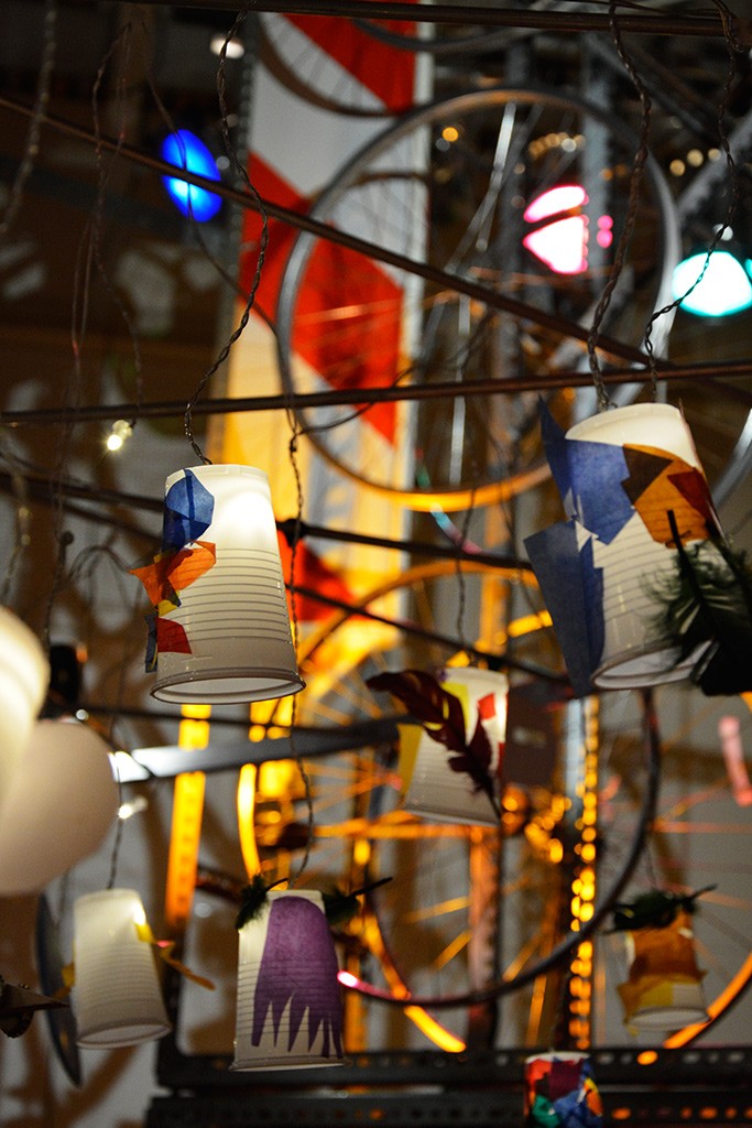 Objekt in der Lichtmaschinerie Mitmach-Ausstellung: beleuchtete Konstruktion mit gebastelten Elementen