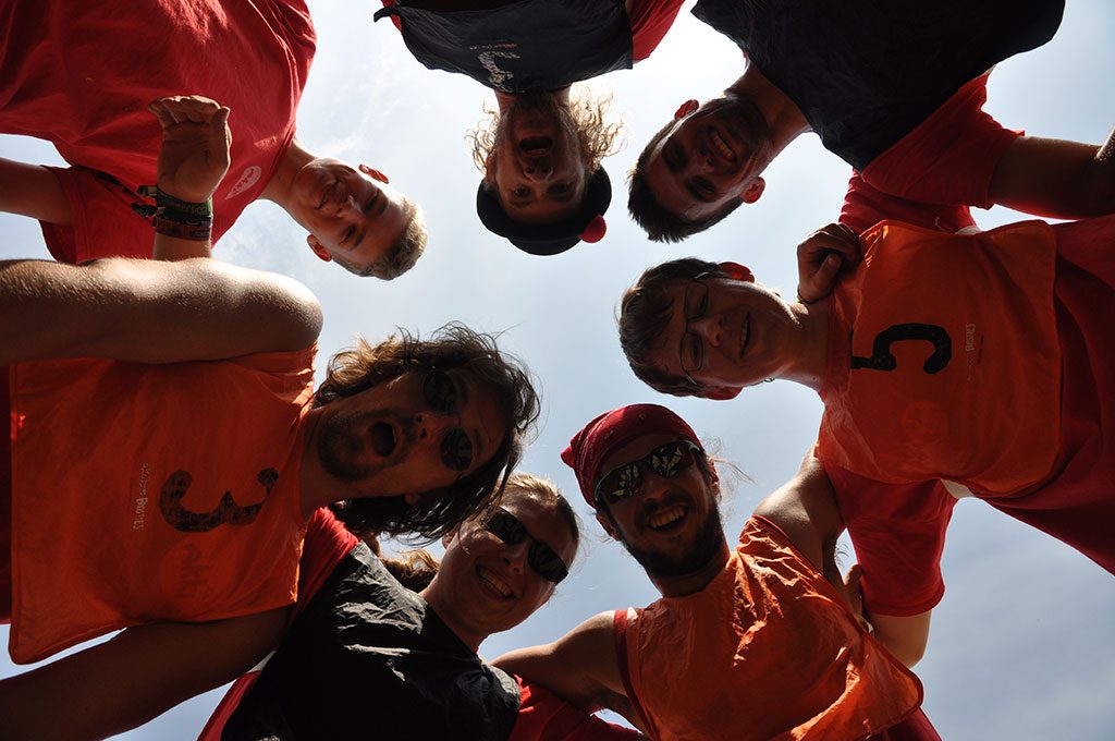 Köpfe von Betreuerinnen bilden einen Kreis.