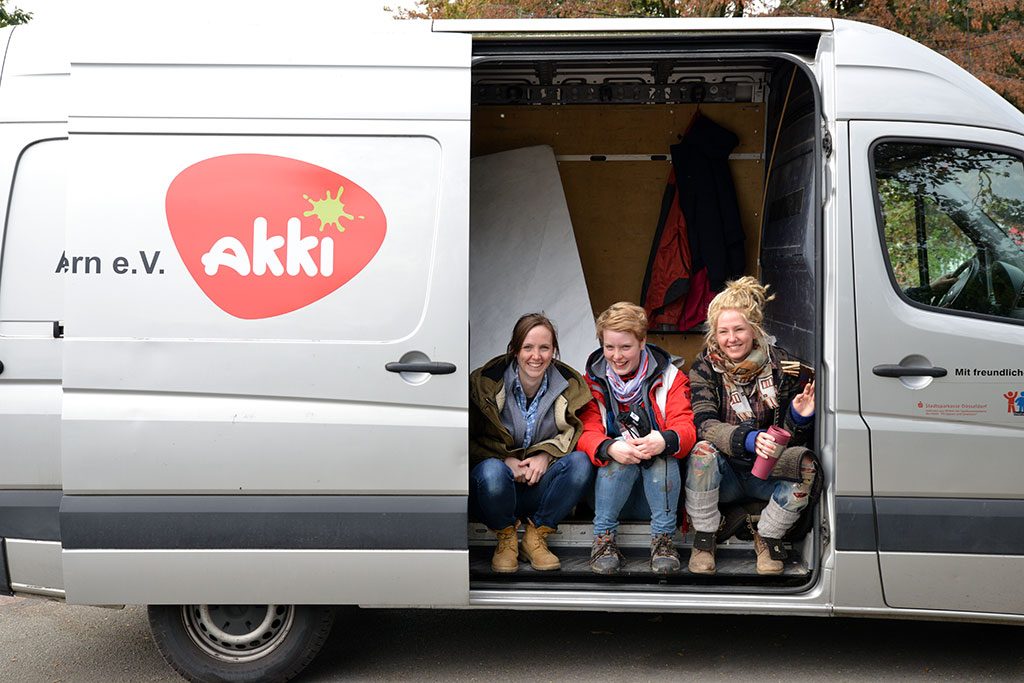 Drei Betreuerinnen sitzen im Kastenwagens, der als Flugschule dient.