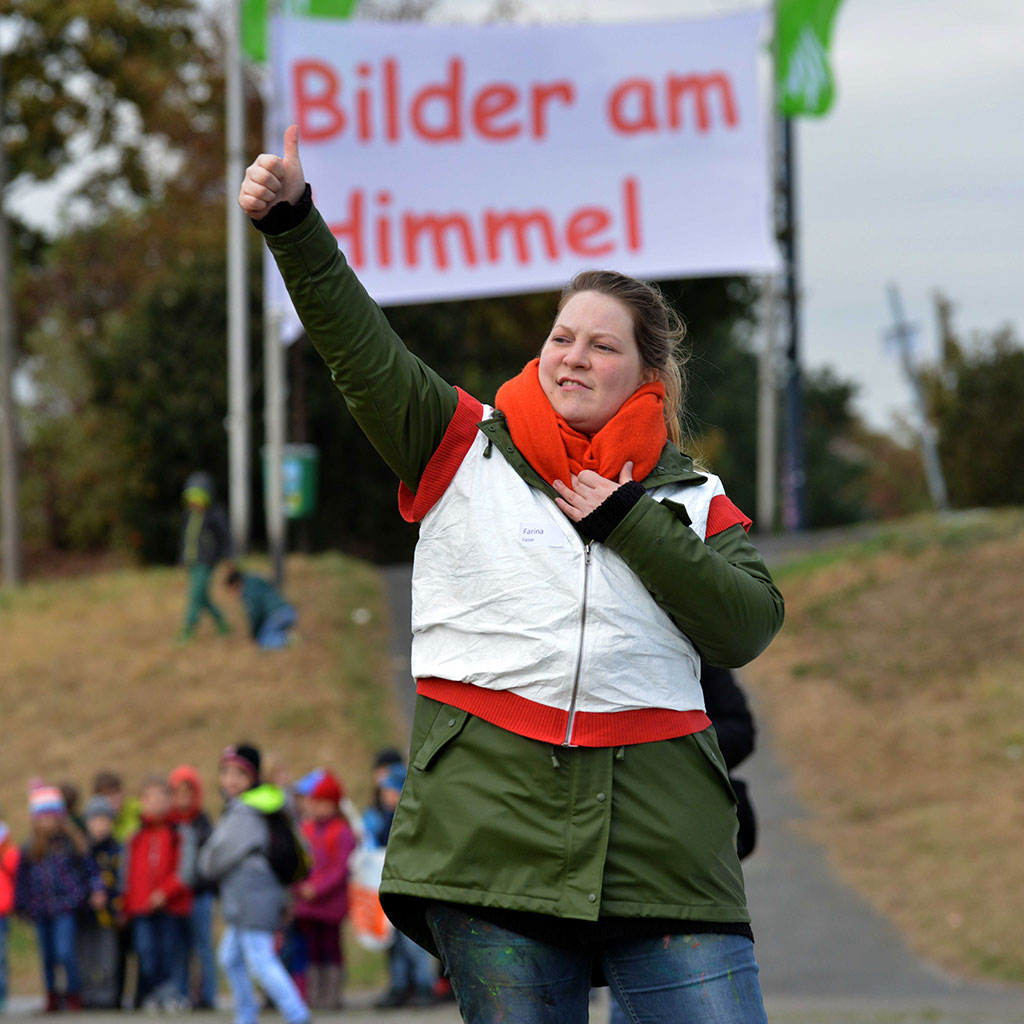 Eine Betreuerin bei Bilder am Himmel zeigt "Daumen hoch"