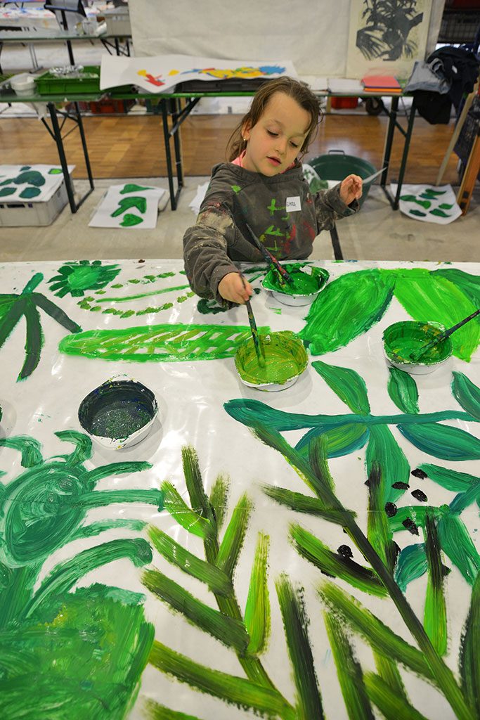 Innen und Außen, Kunstprojekt. Malendes Mädchen.