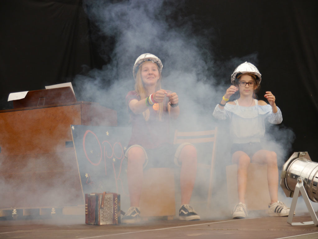 Theaterszene im Bühnennebel.