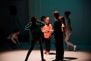 Kindergruppe in Interaktion.