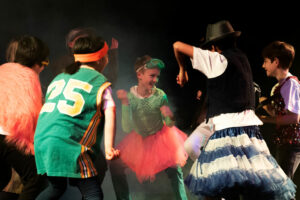 Verkleidete Kinder performen im Kreis.