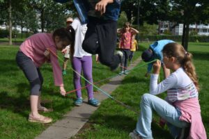 Kinder im Park bei Bewegungs-Experimenten.