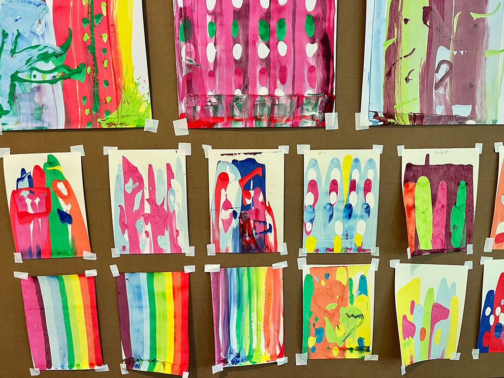 Ergebnisse der Farbexperimente, präsentiert als Kunstausstellung.