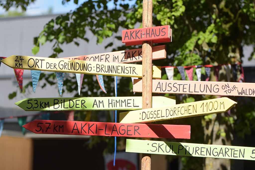 Akki-Wegweiser zu wichtigen Orten, wie z.B. Ort der Gründung, Düsseldörfchen