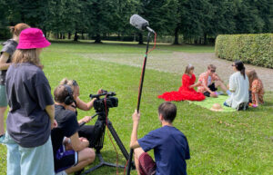 Filmset im Südpark. Kinder hinter und vor der Kamera, zum Teil kostümiert.
