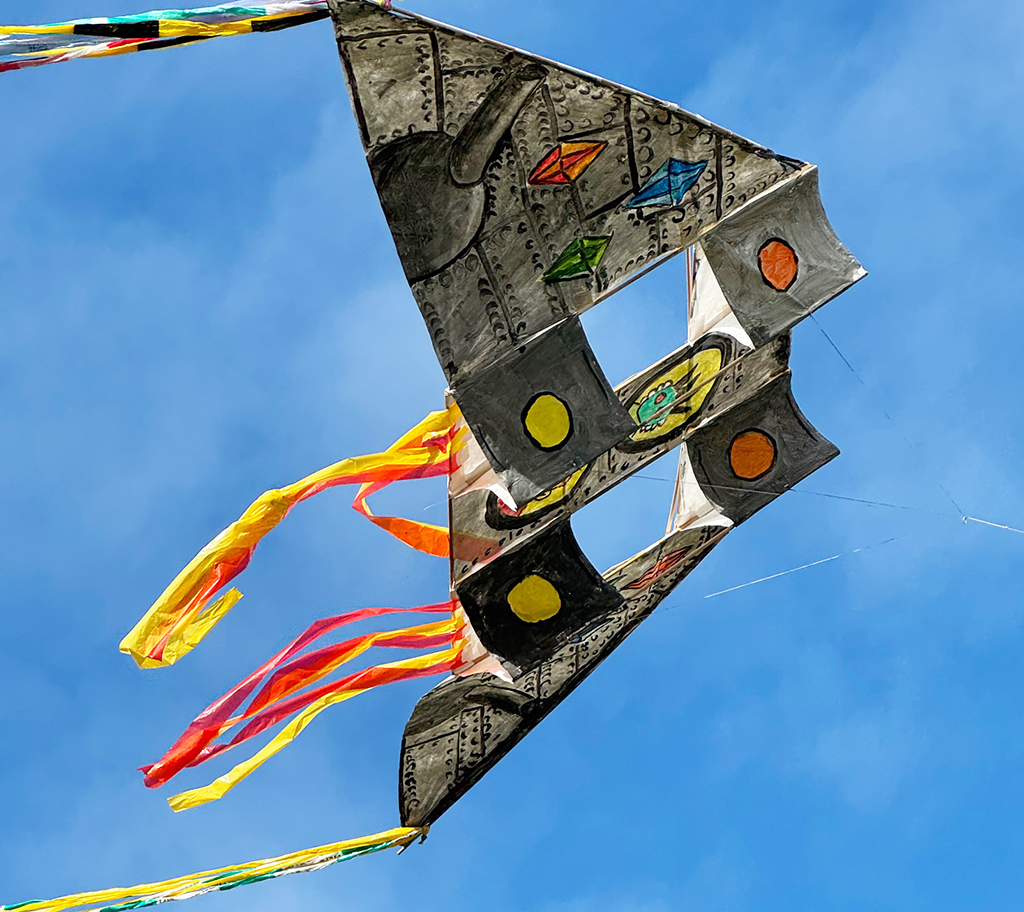 Drache in Raumschiffform beim Projekr "Bilder am Himmel 2025"