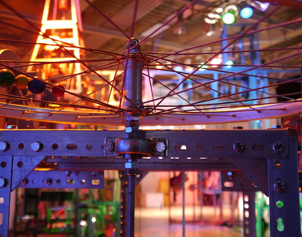 Objekt in der Lichtmaschinerie Mitmach-Ausstellung: beleuchtete Maschine