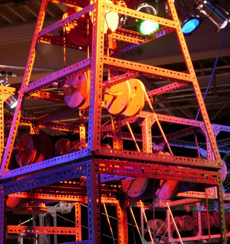 Objekt in der Lichtmaschinerie Mitmach-Ausstellung: beleuchtete Konstruktion