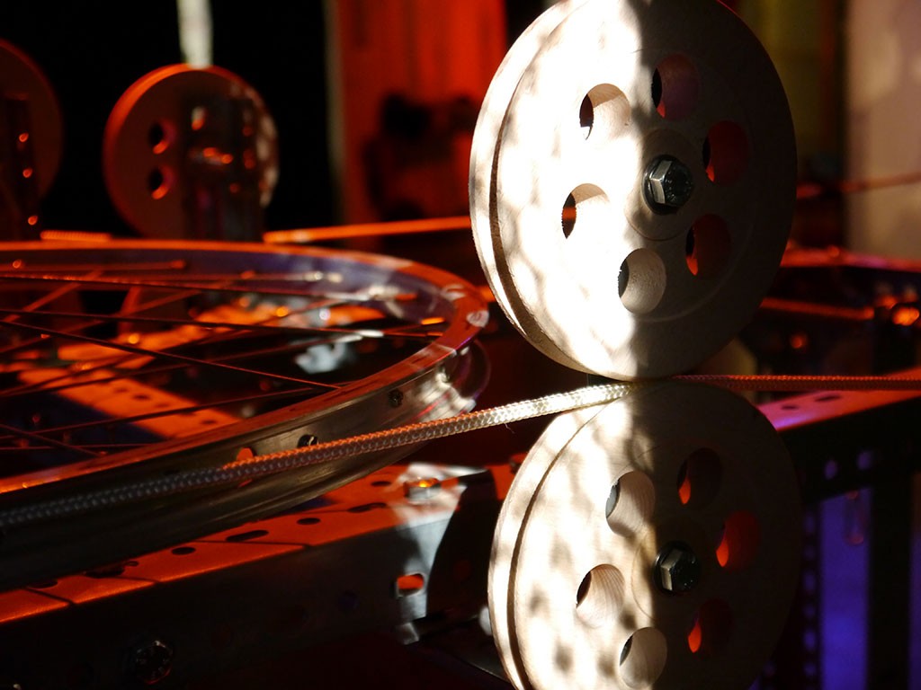 Objekt in der Lichtmaschinerie Mitmach-Ausstellung: beleuchtete Maschine